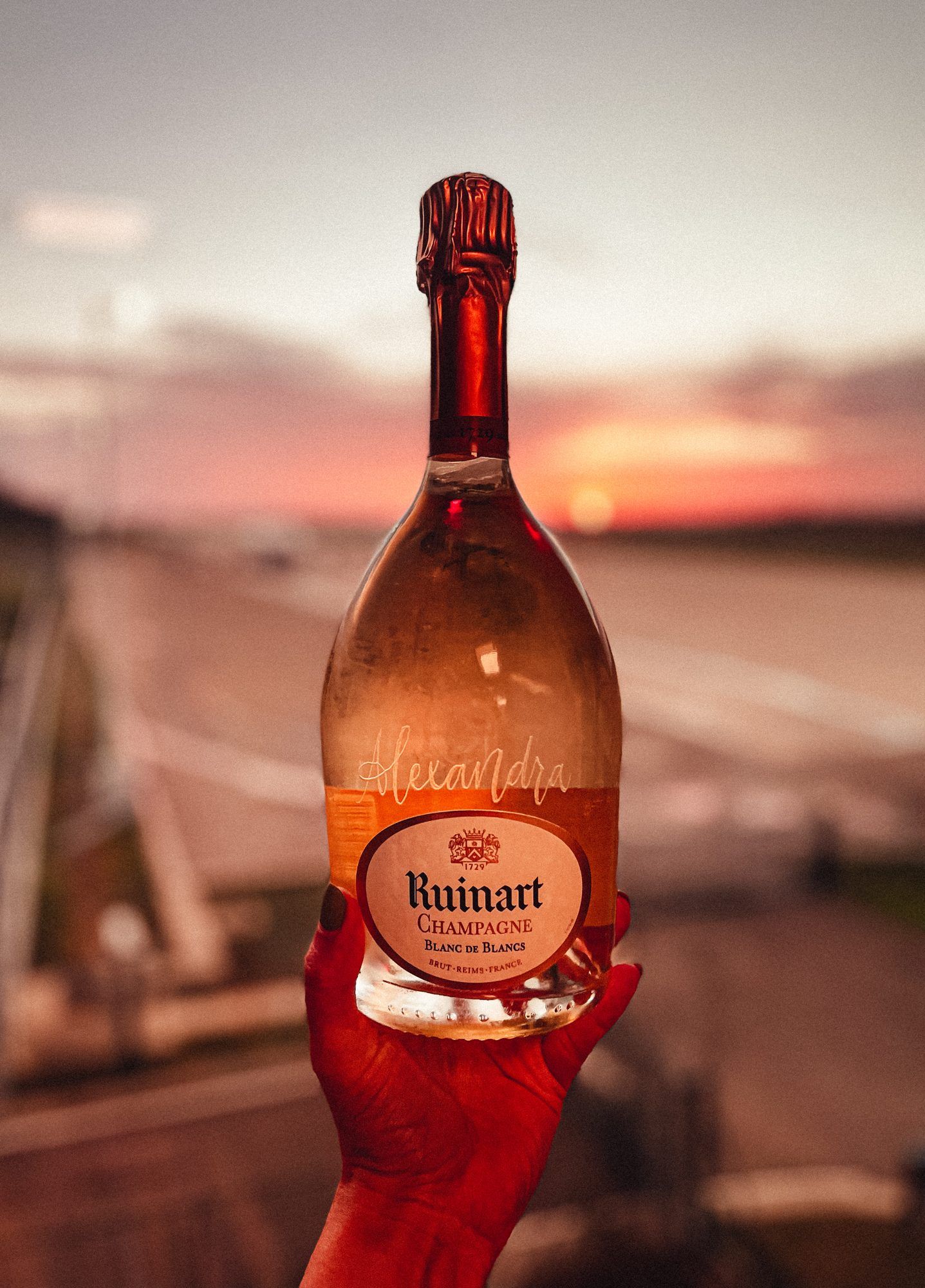 Bouteille de champagne Ruinart personnalisée au prénom d'Alexandra, au coucher du soleil
