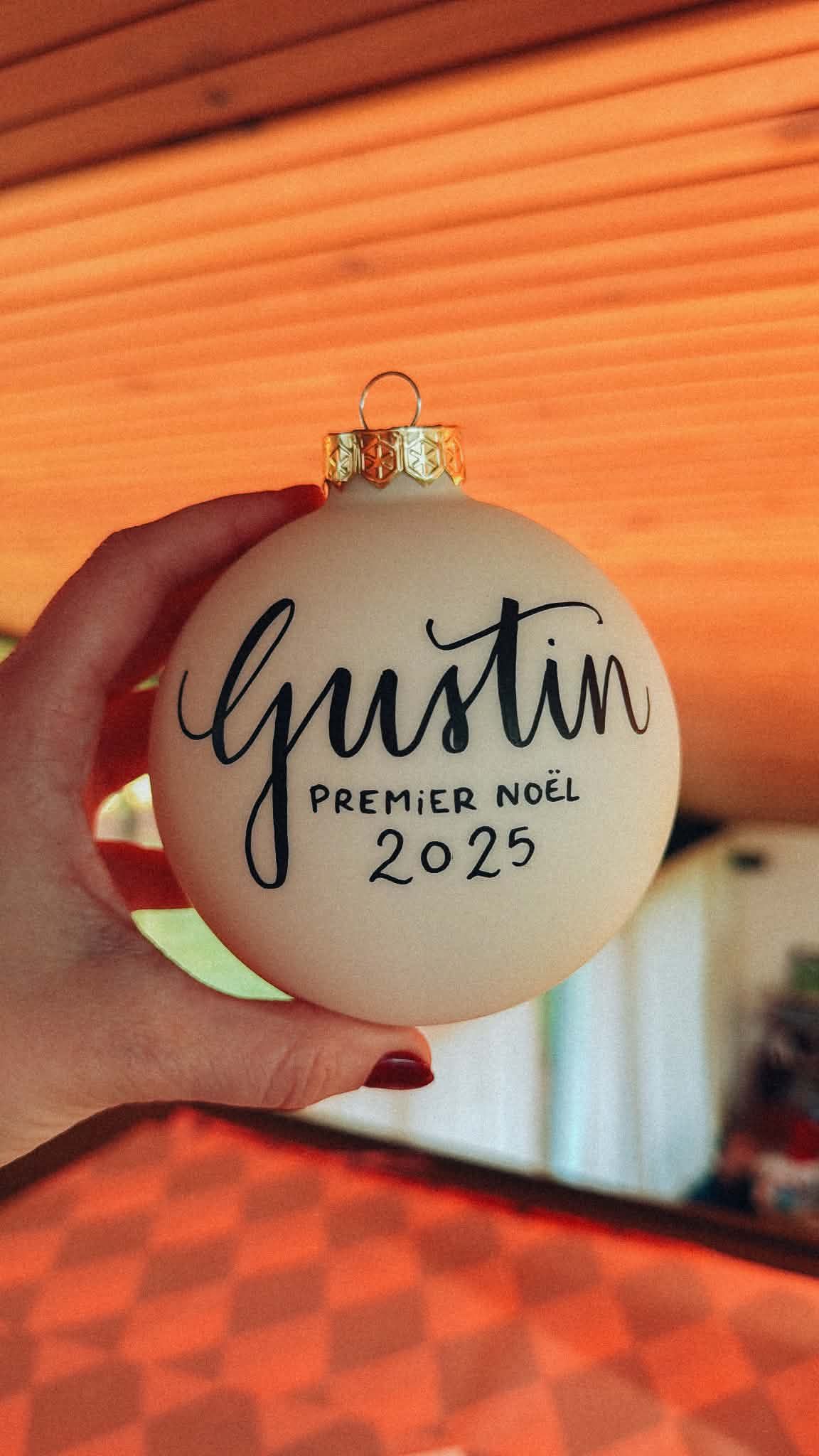 Boule mat sans décor, prénom Gustin